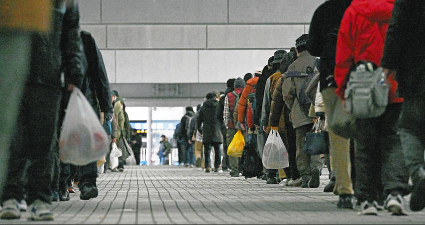 【東京】食料配布に長い列、現役世代姿も　物価高が長引き、困窮続く