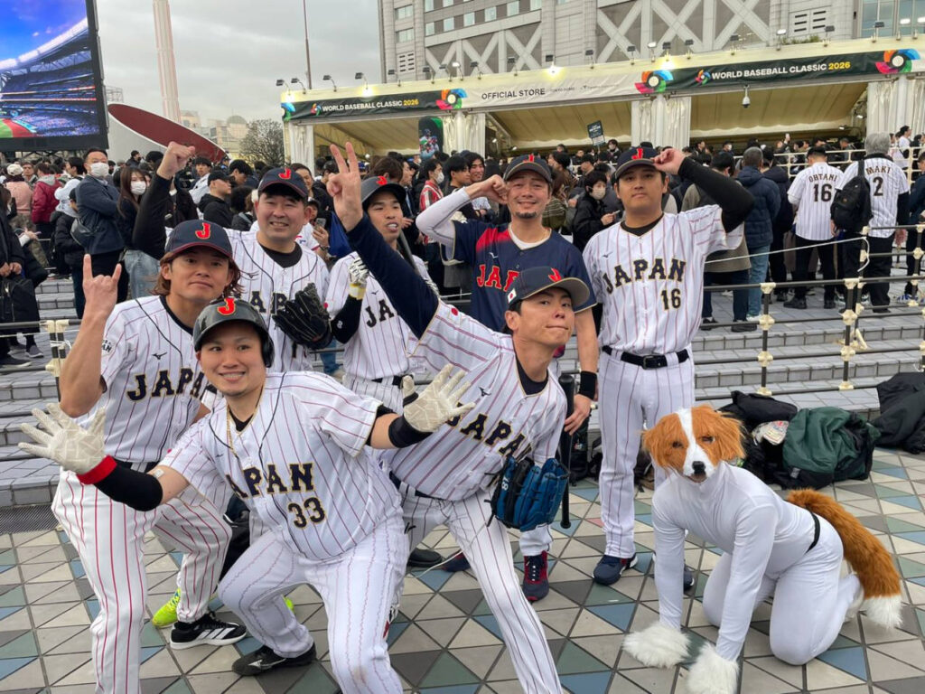 【画像】侍ジャパンのそっくりさん東京ドームに大集合→“デコピン”も参加で「一番似てる！」 「もはや仮装」と大爆笑