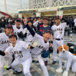 【画像】侍ジャパンのそっくりさん東京ドームに大集合→“デコピン”も参加で「一番似てる！」 「もはや仮装」と大爆笑