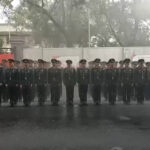 【捏造大好き中国共産党】豪雨の中軍人らが敬礼したり警察官が果物を運ぶ支援シーンが注目を集めたが、水しぶきがピンポイントで不自然で通行人の服が濡れていない点が指摘されている