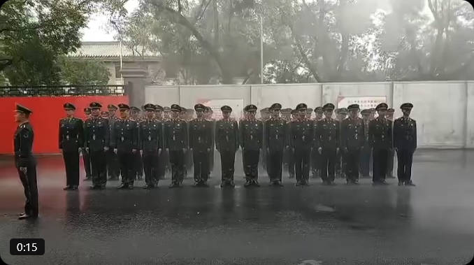 【捏造大好き中国共産党】豪雨の中軍人らが敬礼したり警察官が果物を運ぶ支援シーンが注目を集めたが、水しぶきがピンポイントで不自然で通行人の服が濡れていない点が指摘されている