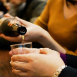 【地方から女性流出】お酌、お茶出し、サポート業務　「役割」押しつけで