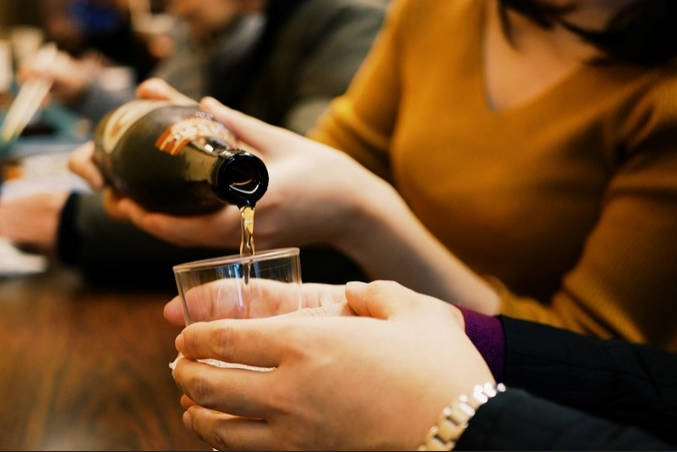 【地方から女性流出】お酌、お茶出し、サポート業務　「役割」押しつけで