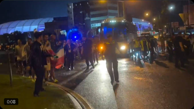 イランの女子サッカーチーム、イスラム政権の国歌を歌うことを拒否。政権は激怒