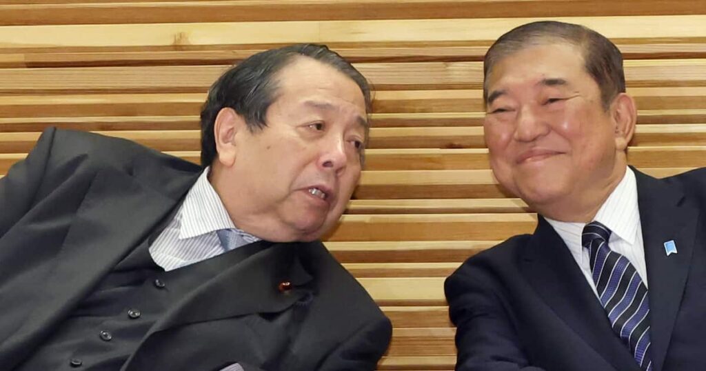 SNSで批判される議員ほどオールドメディアの人気者になる理由　後ろから鉄砲のあの人も