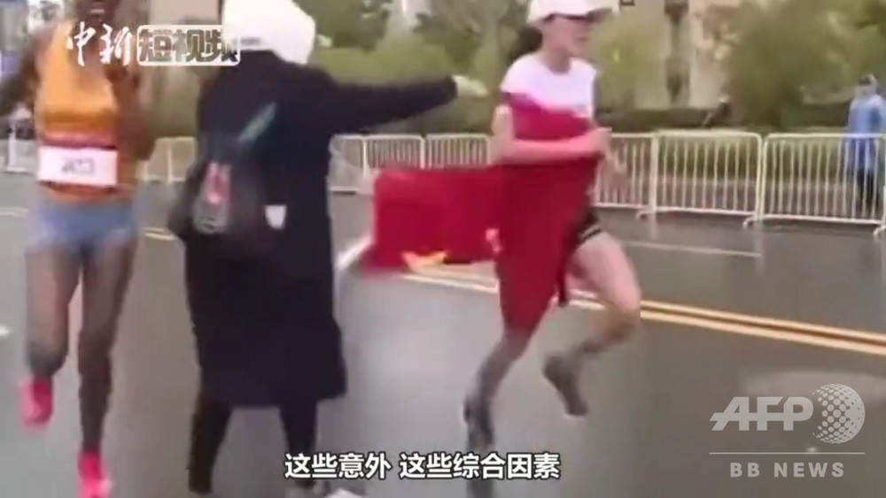 東京マラソンにて中国国旗を掲げる輩が発生。座り込み騒動やらかす中国人も