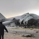 ボリビア、現金を積んだ飛行機が墜落した事故で現金に住民が殺到、奪い合う事態に