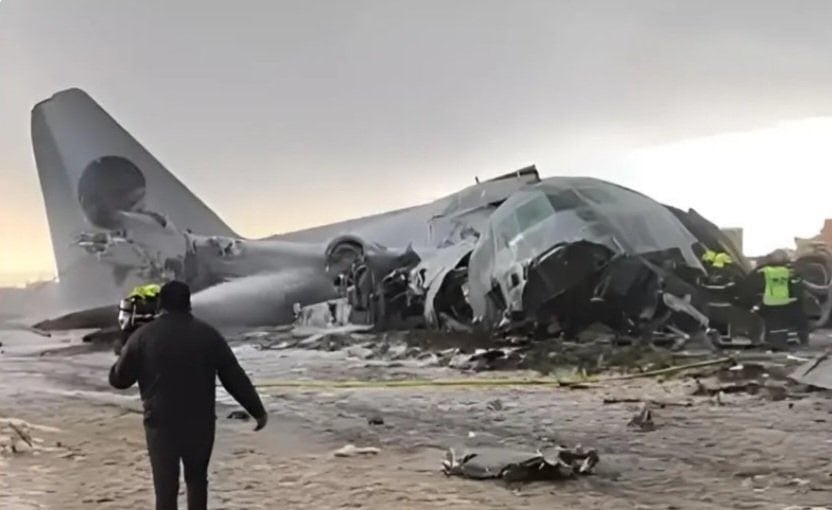 ボリビア、現金を積んだ飛行機が墜落した事故で現金に住民が殺到、奪い合う事態に