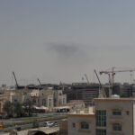 アラブ諸国の迎撃ミサイルが枯渇、イランの「数撃ちゃ当たるミサイル」が猛威、タワマンに次々命中