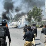 イラン空爆抗議で米国領事館に押し寄せたデモ隊に米海兵隊が実弾を撃ち込んでしまう