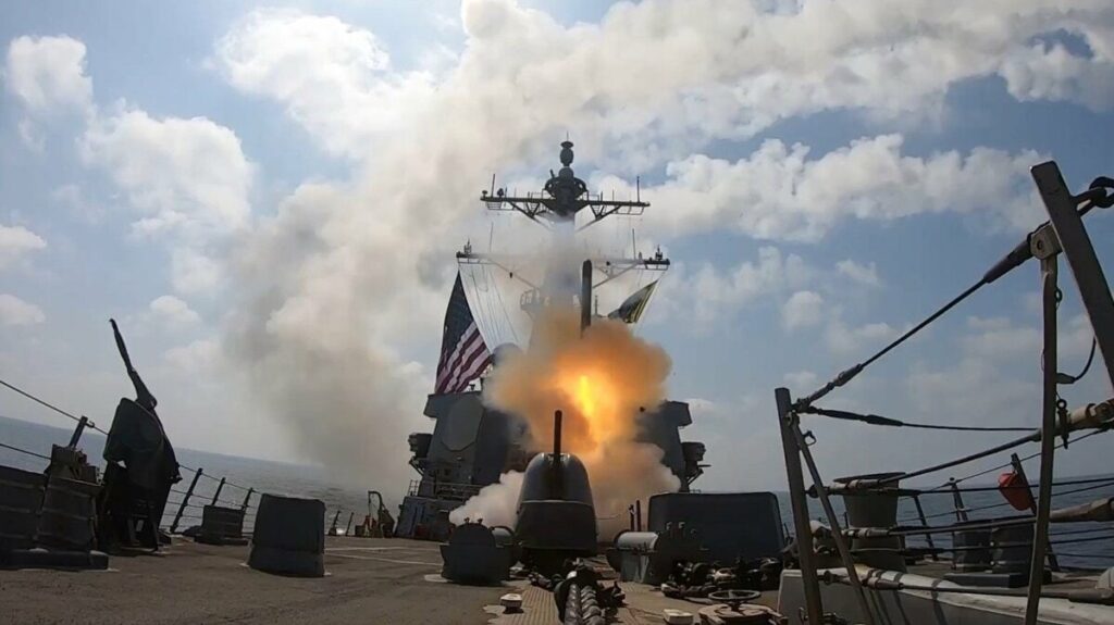 【速報】イランのドローンかミサイル、米軍の空母に直撃、甲板の戦闘機を撃墜