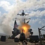 【速報】イランのドローンかミサイル、米軍の空母に直撃、甲板の戦闘機を撃墜