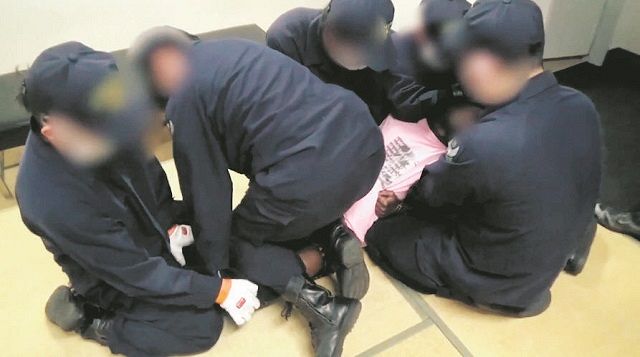 【アフリカ人偽装難民の強制送還】「ワタシ、カエラナイ」と駄々をこねる姿を入管職員が必死に制圧