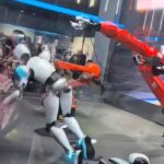 中国の人型ロボットデモで相次ぐ失敗、上海科技館とモールで大惨事