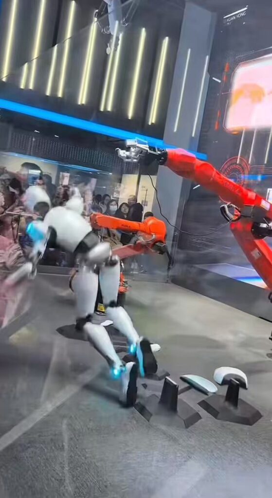 中国の人型ロボットデモで相次ぐ失敗、上海科技館とモールで大惨事