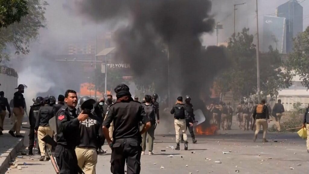 【悲報】アメリカ軍、パキスタンのイラン戦争抗議デモに銃撃戦ww