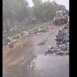 中国軍さん、しょーもない演出で洪水被災者の救助に当たっている“フリ”をする