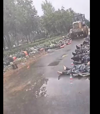 中国軍さん、しょーもない演出で洪水被災者の救助に当たっている“フリ”をする