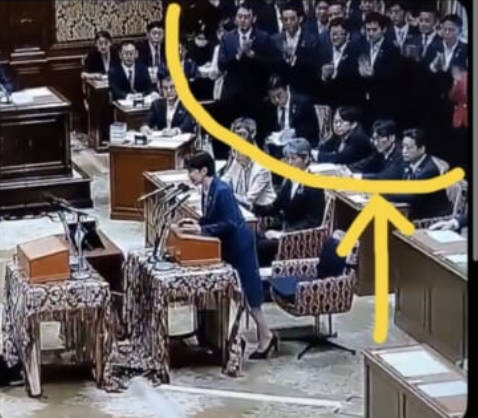 【画像】国会の党首討論、高市応援団（サクラ）が見守っていてSNSで炎上🔥