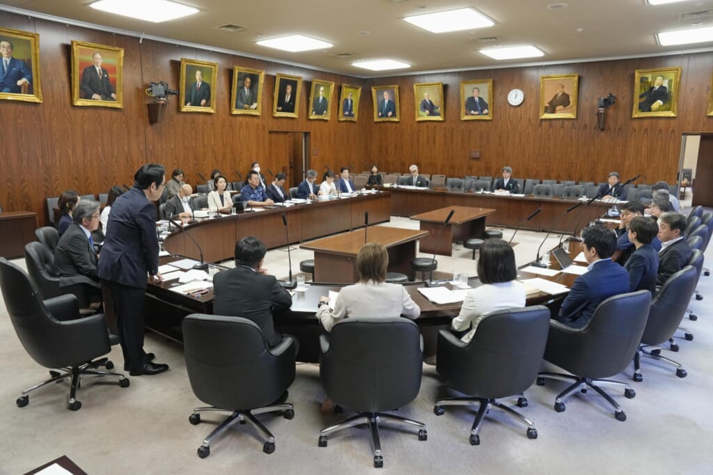 参院で可決した国旗損壊罪について、中央大教授「違憲」神戸大教授「違憲」元海将の教授「当然の要請」