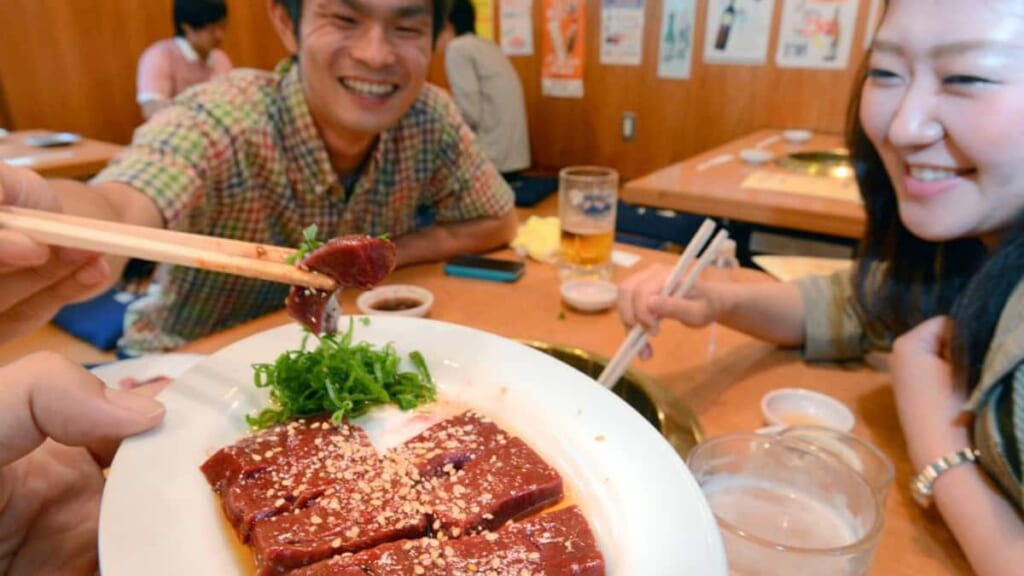 維新・梅村氏「牛の生レバー解禁へ研究を」　上野厚労相「禁止前に食べた。安全性が重要」