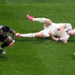 【サッカーW杯】メッシ被害後の蛮行が世界で物議「一発レッドだろ」　背後から“殴打疑惑”浮上→お咎めなし「酷い審判だ」