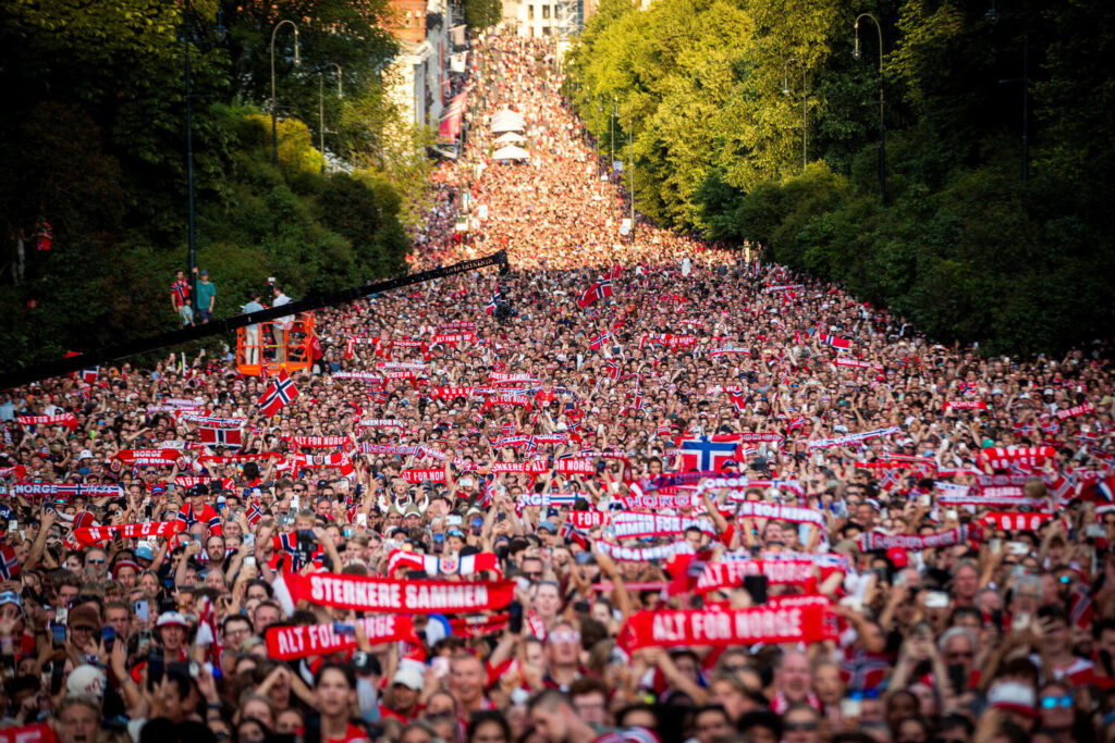 【サッカー】約９万人がノルウェー王宮前に殺到「狂気とも言える光景だ」ソルバッケン監督が祝賀ムードに感激