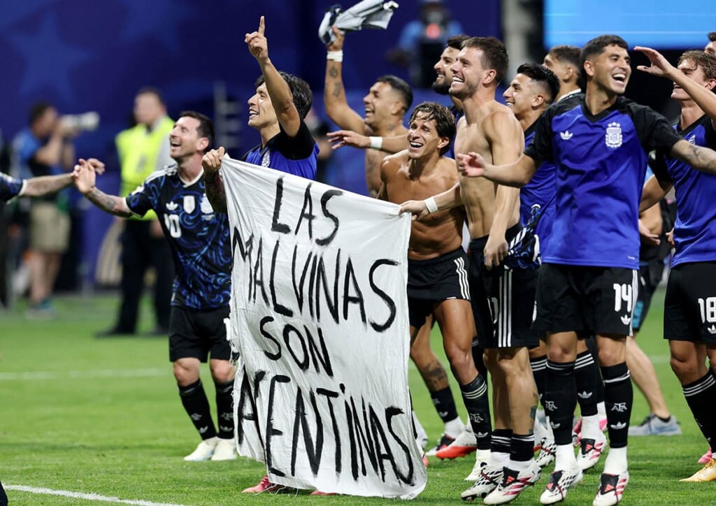 【Ｗ杯】アルゼンチン、ピッチ上で政治的メッセージ横断幕問題　ロメロら4選手が出場停止の可能性…　海外メディア報道
