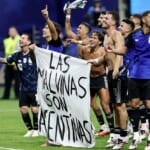 【Ｗ杯】アルゼンチン、ピッチ上で政治的メッセージ横断幕問題　ロメロら4選手が出場停止の可能性…　海外メディア報道