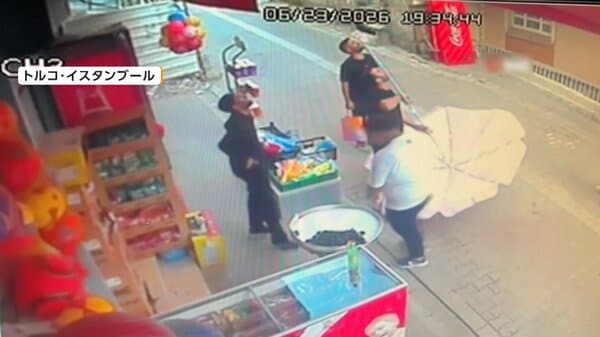 動画 危機一髪 7階で飼われていたネコ 窓から飛び降りたところを急遽…大型パラソルが救った命 トルコ