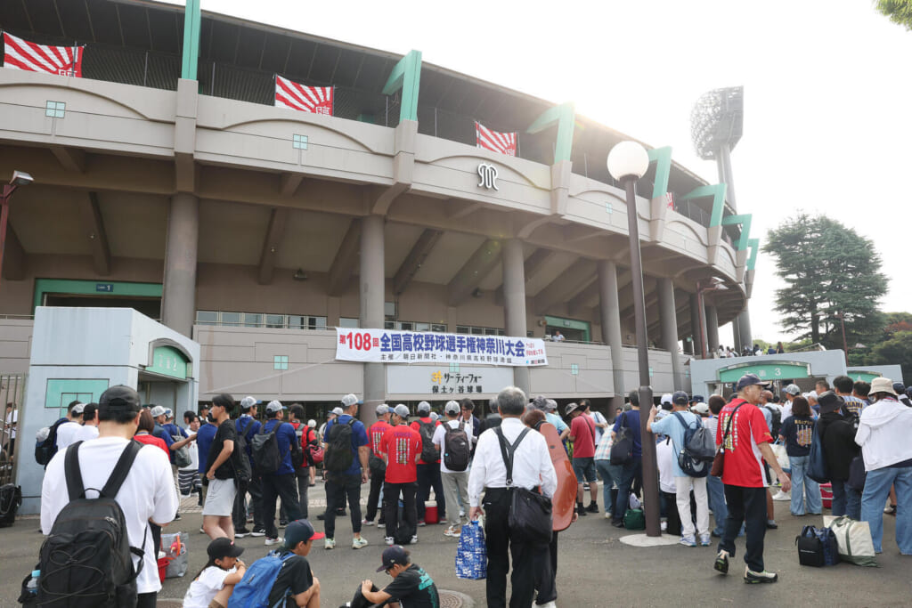 【高校野球】横浜－東海大相模　注目カードに大行列　徹夜組含め７時15分の時点で3200人が列