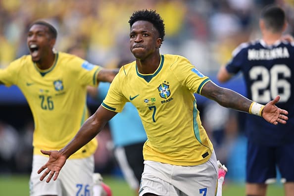 【サッカー】ブラジル代表・ヴィニシウスに批判相次ぐ　W杯敗退後に帰国せず、美人インフルエンサーとイビサ島で過ごす