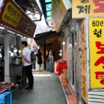 夜に食べても朝また食べたい…韓国の犬食文化が消える　伝統スープの材料は黒ヤギへ