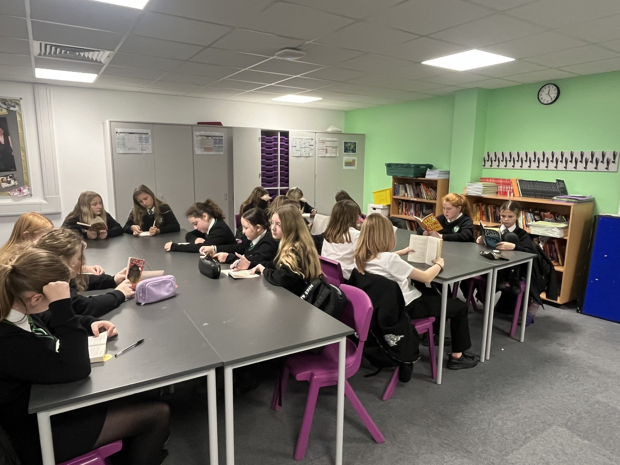 【文科省】2030年からデジタル教科書を正式義務化へ →→ 韓国や北欧のスウェーデンやフィンランドでも学力低下を理由に紙教材を復活させる