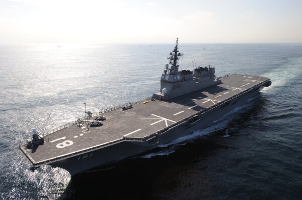 【自衛隊】空母のような護衛艦に「陸自最強の攻撃ヘリ」が舞い降りた！ 艦内の巨大なエレベーターで移動する様子も公開　ひゅうが