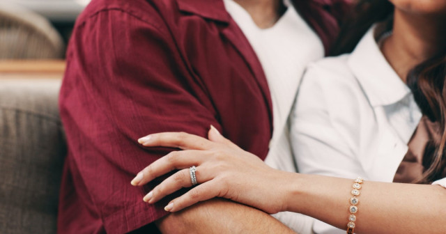 【タイ】双子の兄弟と同時交際する24歳女性に賛否?家族公認で3人同棲、妊娠した場合の考えも明かす