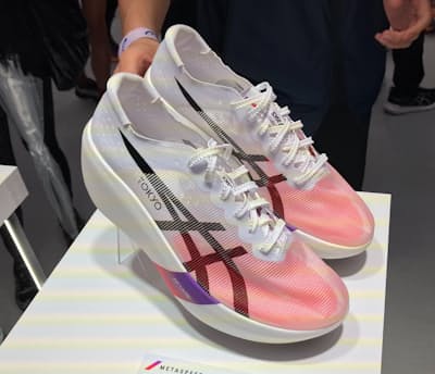 アシックス、最高益予想をさらに上方修正　25年12月期純利益41%増に　高級ブランド「オニツカタイガー」が堅調