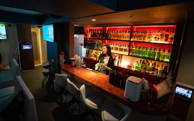 陰るスナックの灯、25年後に6割減も　私たちはどこに集うのか – 日経