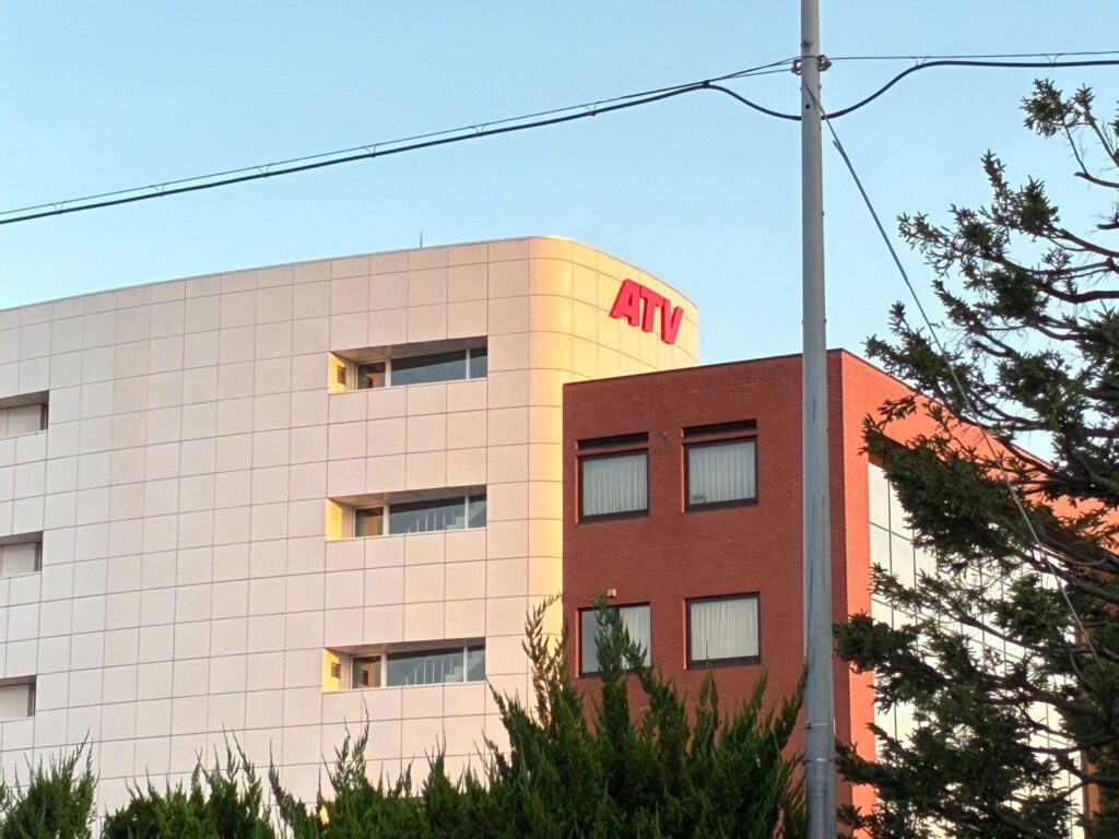【文春】青森テレビ社長、パワハラで電撃辞任　「おちょくってんのか！」暴言連発、現役社員が告発…　社員3割が退職する異常事態に