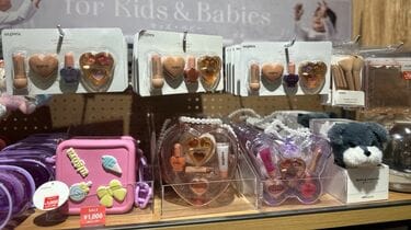 【キッズコスメ】「3歳からメイク」「親も一緒に楽しめる仕様に」 いま化粧品業界に起きている“異変”