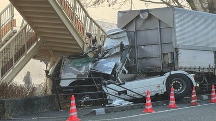「雷のような音と衝撃」大型トレーラーが通学路の歩道橋に衝突し運転手死亡　橋が崩れる可能性もあり車両と共に撤去される　熊本県山鹿市国道3号