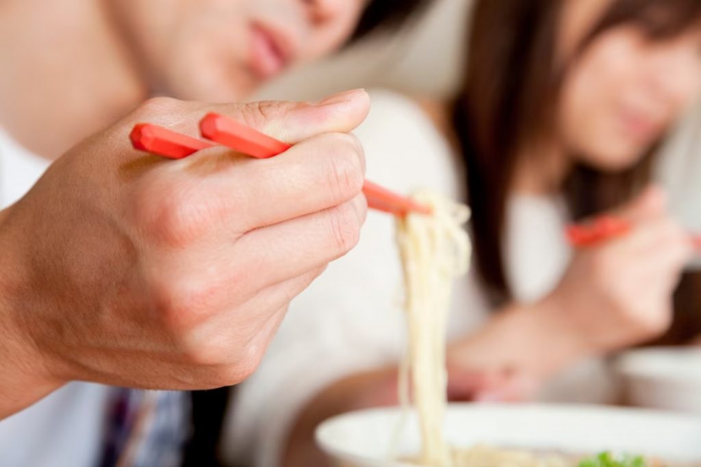 「結婚も考えたけど」…麺をすすり音を立てる彼氏に冷めた30代女性の葛藤