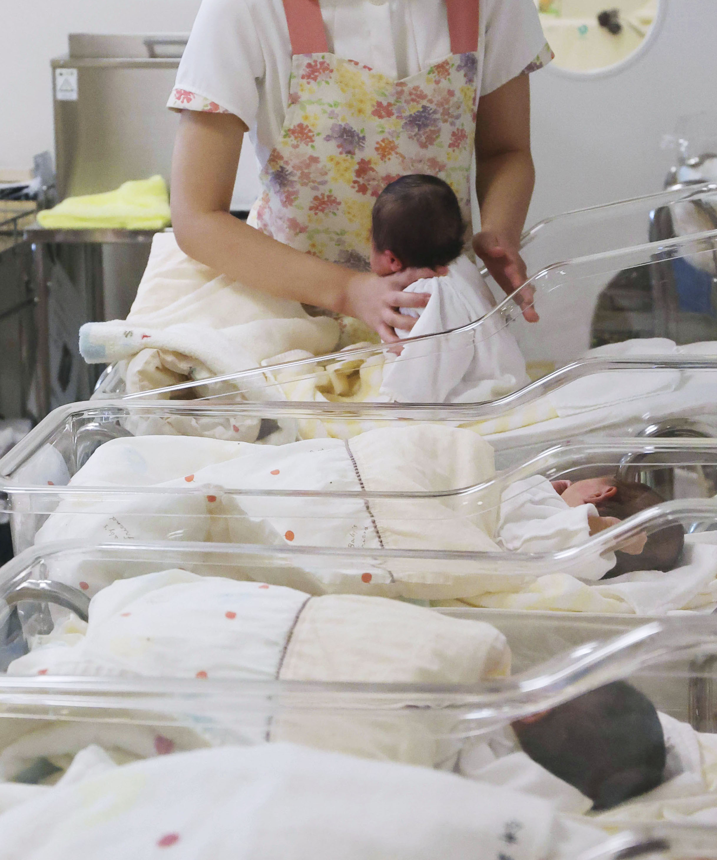 【少子化】上半期出生数、31万9千人　年間70万人割れの可能性