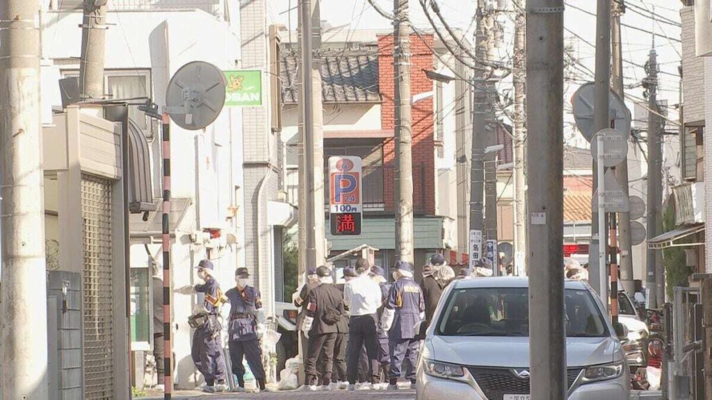 【速報】男性警察官(32)が頭から血流し死亡　交番で発見、拳銃自殺か　警視庁西新井署