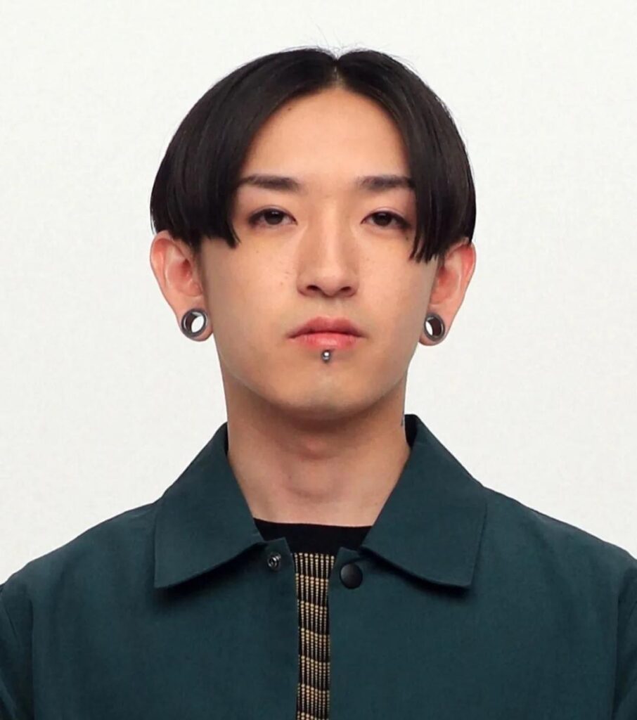 【画像】YOASOBIさん、イキった姿で見つかるw