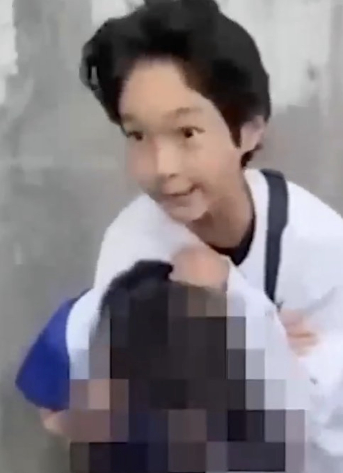 海へ突き落とすイジメ　NEW