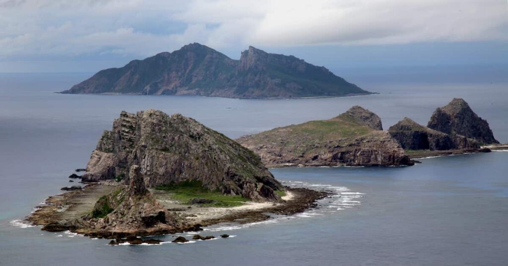 尖閣諸島周辺に機関砲で武装した中国海警局船4隻、10日以来　海保巡視船が警告