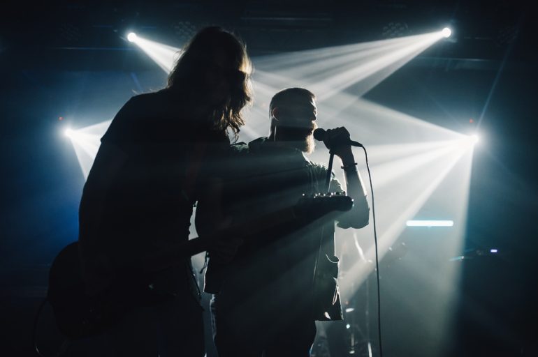 なぜ人気ミュージシャンは短命なのか？最新研究が示す「スターは寿命が4.6年縮む」という衝撃の事実