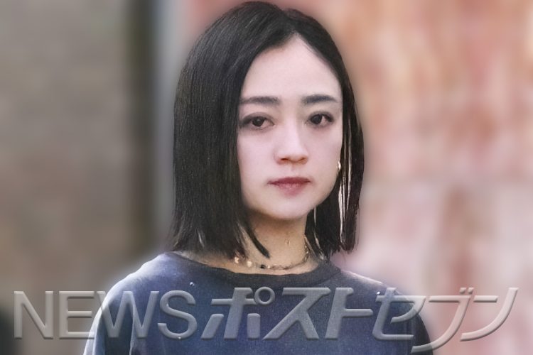 【芸能】《“奇跡の40代”安達祐実に半同棲の新パートナー》離婚から2年、長男と暮らす自宅から愛車でカレを勤務先に送迎…「手をフリフリ」の熱愛生活