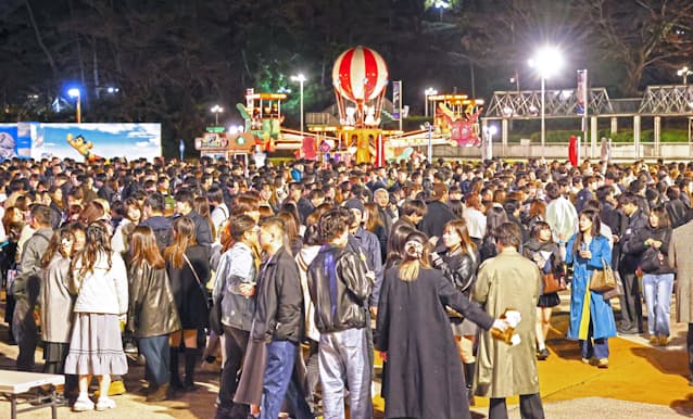 【大合コン】夜の西武園ゆうえんちに4000人　恋活は非日常空間で